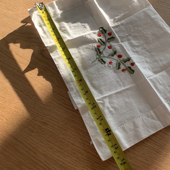 🎄🎅🏻April Cornell Embroidered Holly Cotton Tablecloth - Picture 7 of 8